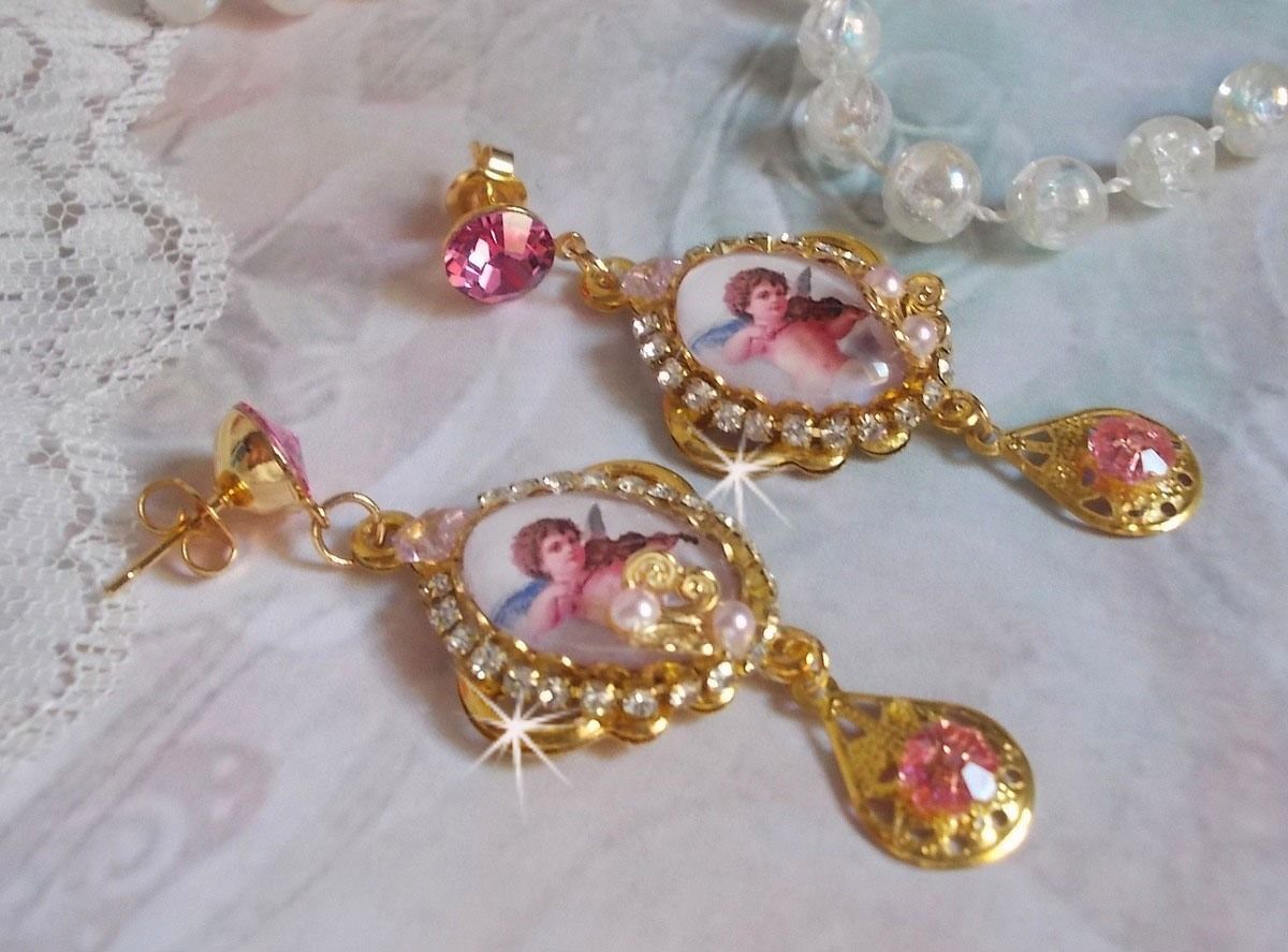 BO Musical Angels gemaakt met PureCrystal cabochons, vergrootglas cabochons, stempels en Pink Zirconiums, 