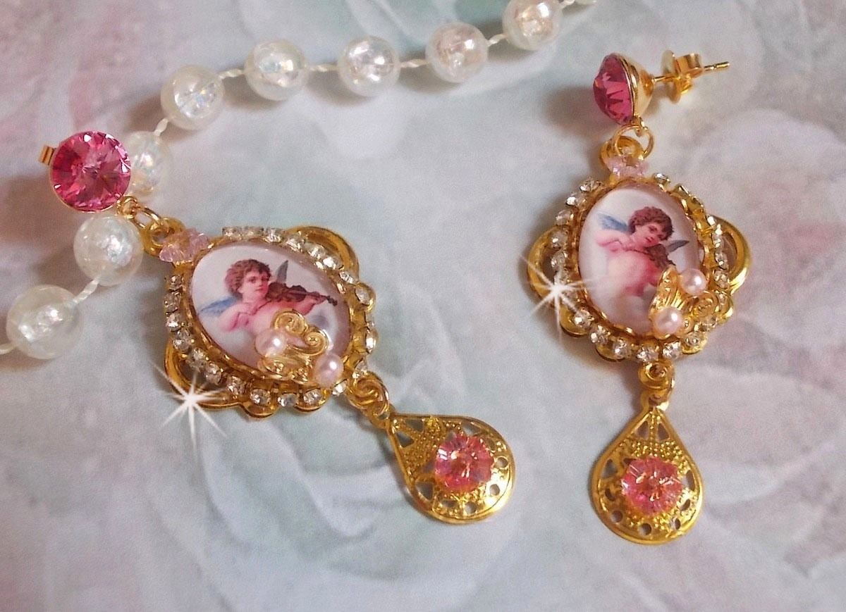BO Musical Angels gemaakt met PureCrystal cabochons, vergrootglas cabochons, stempels en Pink Zirconiums, 