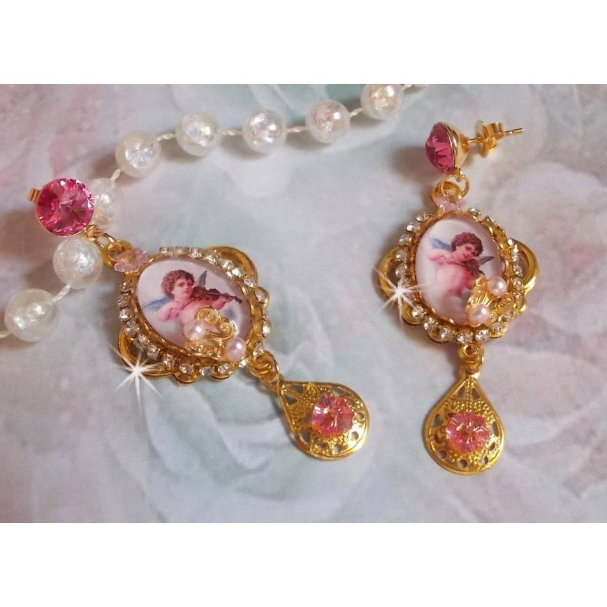 BO Musical Angels gemaakt met PureCrystal cabochons, vergrootglas cabochons, stempels en Pink Zirconiums, 
