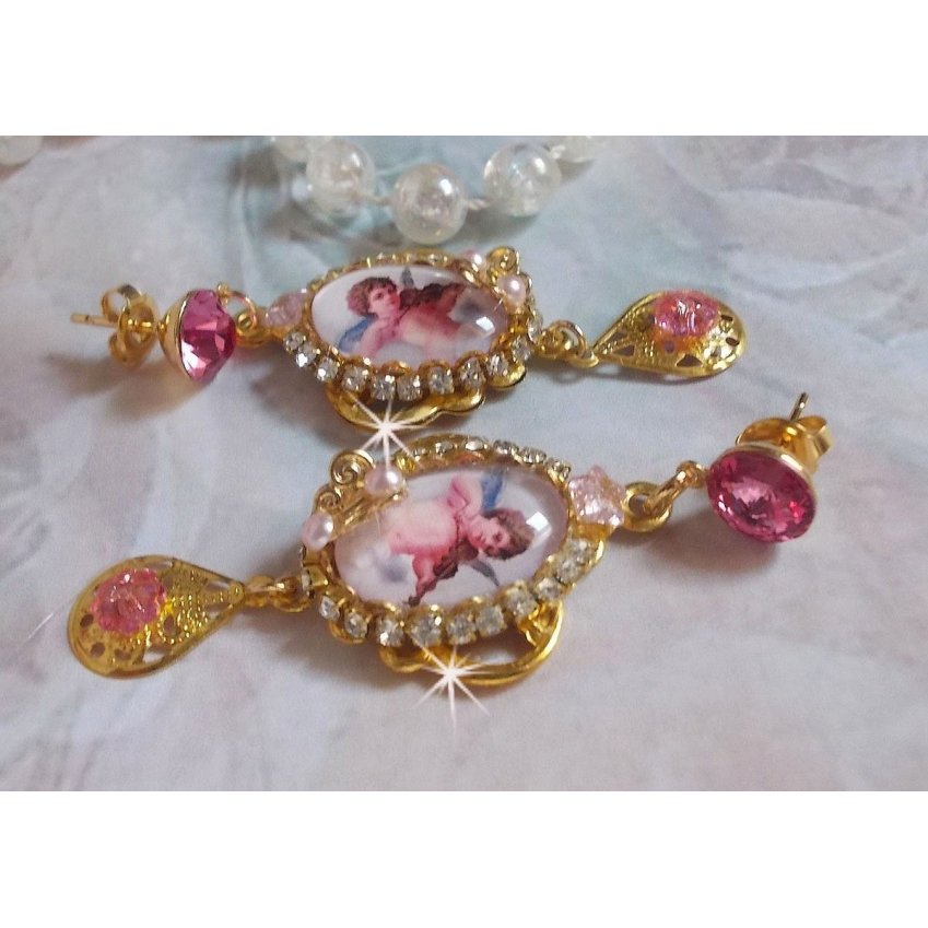 BO Musical Angels gemaakt met PureCrystal cabochons, vergrootglas cabochons, stempels en Pink Zirconiums, 