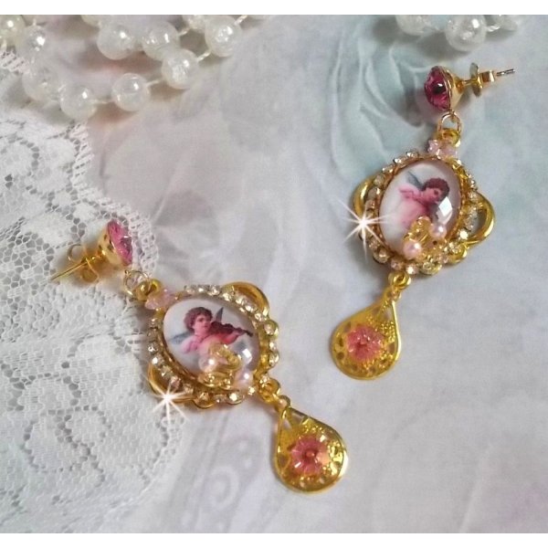 BO Musical Angels gemaakt met PureCrystal cabochons, vergrootglas cabochons, stempels en Pink Zirconiums, 