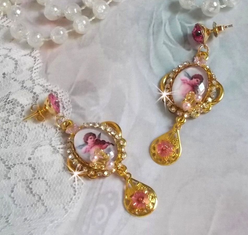 BO Musical Angels gemaakt met PureCrystal cabochons, vergrootglas cabochons, stempels en Pink Zirconiums, 