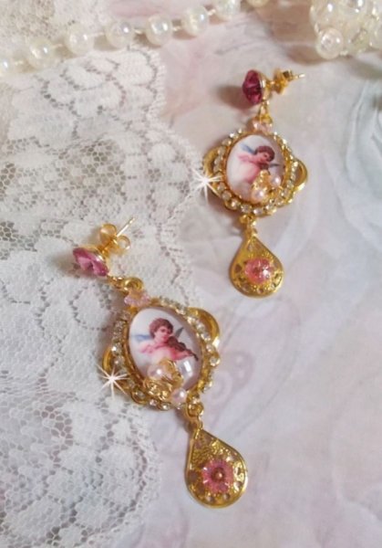 BO Musical Angels gemaakt met PureCrystal cabochons, vergrootglas cabochons, stempels en Pink Zirconiums, 