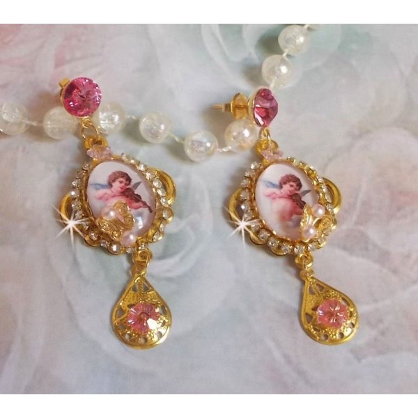 BO Musical Angels gemaakt met PureCrystal cabochons, vergrootglas cabochons, stempels en Pink Zirconiums, 