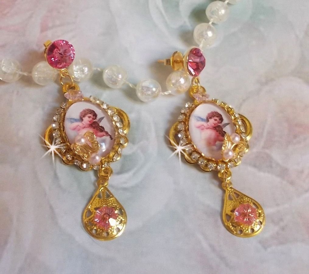 BO Musical Angels gemaakt met PureCrystal cabochons, vergrootglas cabochons, stempels en Pink Zirconiums, 