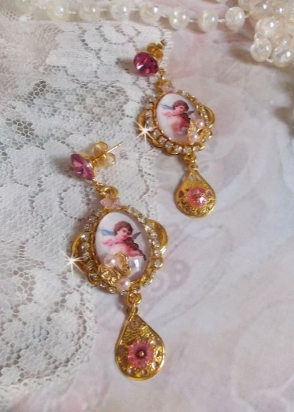 BO Musical Angels gemaakt met PureCrystal cabochons, vergrootglas cabochons, stempels en Pink Zirconiums, 