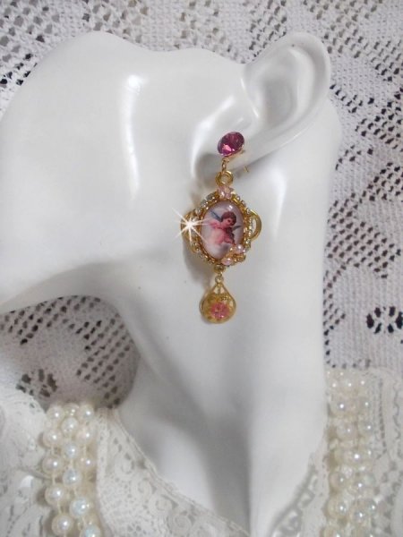 BO Musical Angels gemaakt met PureCrystal cabochons, vergrootglas cabochons, stempels en Pink Zirconiums, 