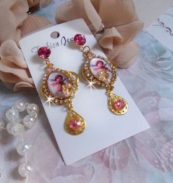 BO Musical Angels gemaakt met PureCrystal cabochons, vergrootglas cabochons, stempels en Pink Zirconiums, 