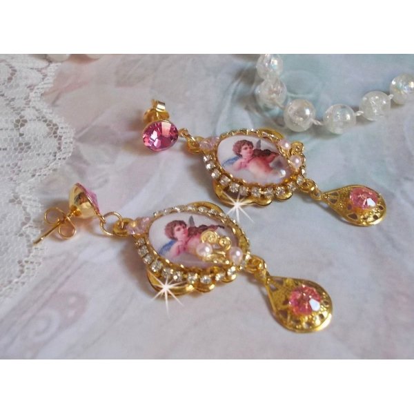 BO Musical Angels gemaakt met PureCrystal cabochons, vergrootglas cabochons, stempels en Pink Zirconiums, 