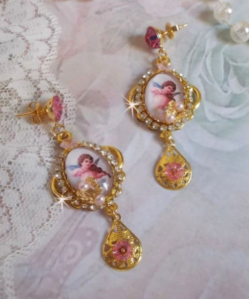 BO Musical Angels gemaakt met PureCrystal cabochons, vergrootglas cabochons, stempels en Pink Zirconiums, 