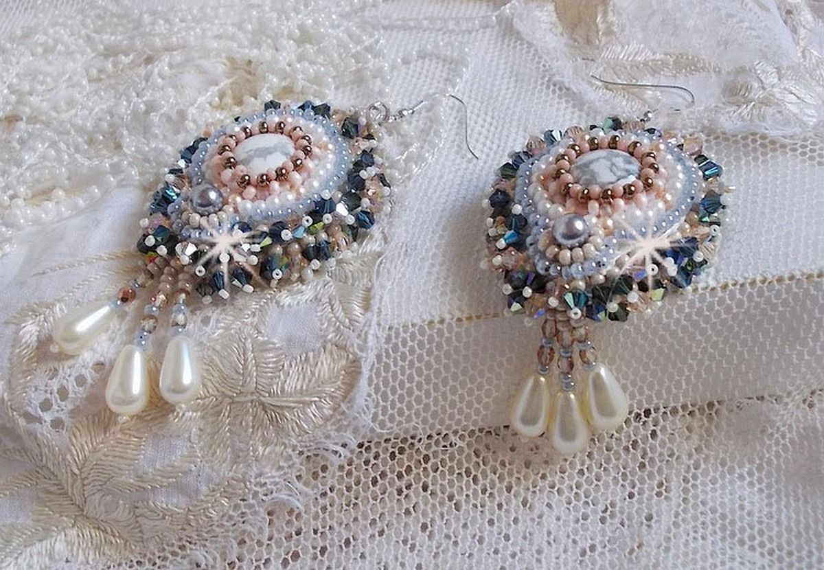 BO Angelique Marquise des Anges Haute-Couture geborduurd met edelstenen (witte Howlite cabochons), Swarovski kristallen en rocailles.