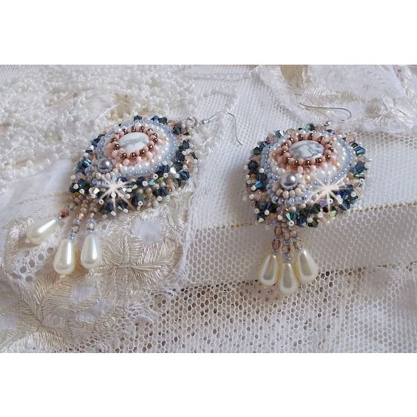 BO Angelique Marquise des Anges Haute-Couture geborduurd met edelstenen (witte Howlite cabochons), Swarovski kristallen en rocailles.