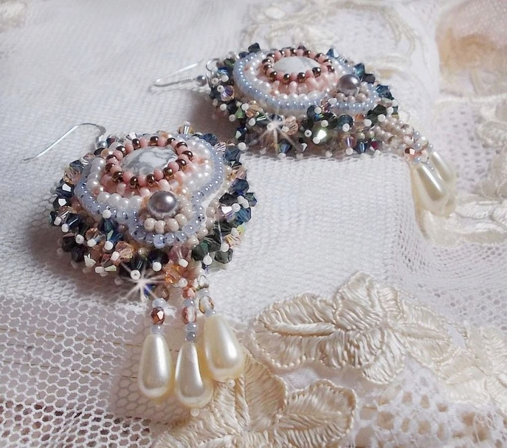 BO Angelique Marquise des Anges Haute-Couture geborduurd met edelstenen (witte Howlite cabochons), Swarovski kristallen en rocailles.