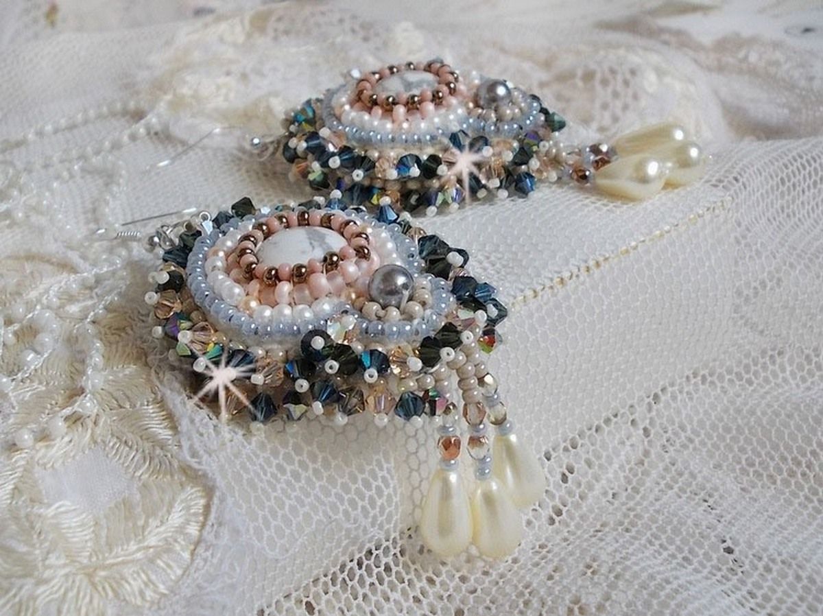 BO Angelique Marquise des Anges Haute-Couture geborduurd met edelstenen (witte Howlite cabochons), Swarovski kristallen en rocailles.