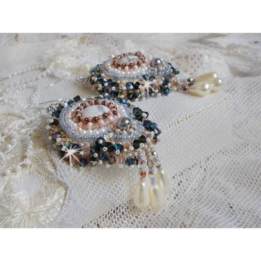 BO Angelique Marquise des Anges Haute-Couture geborduurd met edelstenen (witte Howlite cabochons), Swarovski kristallen en rocailles.