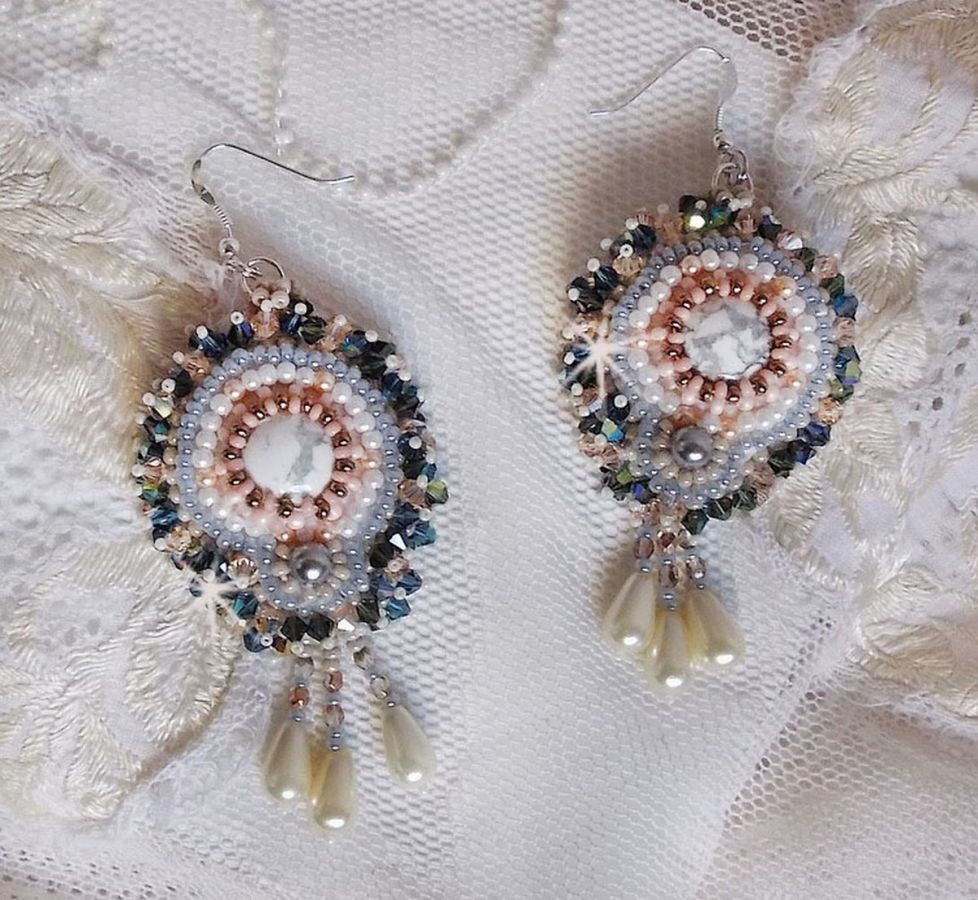 BO Angelique Marquise des Anges Haute-Couture geborduurd met edelstenen (witte Howlite cabochons), Swarovski kristallen en rocailles.