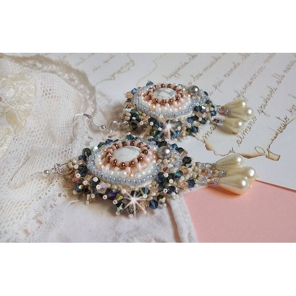 BO Angelique Marquise des Anges Haute-Couture geborduurd met edelstenen (witte Howlite cabochons), Swarovski kristallen en rocailles.
