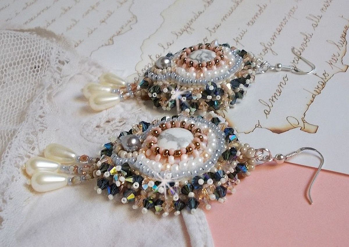 BO Angelique Marquise des Anges Haute-Couture geborduurd met edelstenen (witte Howlite cabochons), Swarovski kristallen en rocailles.