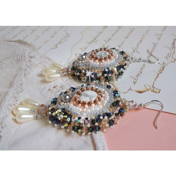 BO Angelique Marquise des Anges Haute-Couture geborduurd met edelstenen (witte Howlite cabochons), Swarovski kristallen en rocailles.