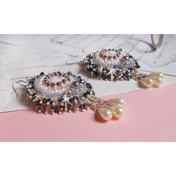 BO Angelique Marquise des Anges Haute-Couture geborduurd met edelstenen (witte Howlite cabochons), Swarovski kristallen en rocailles.