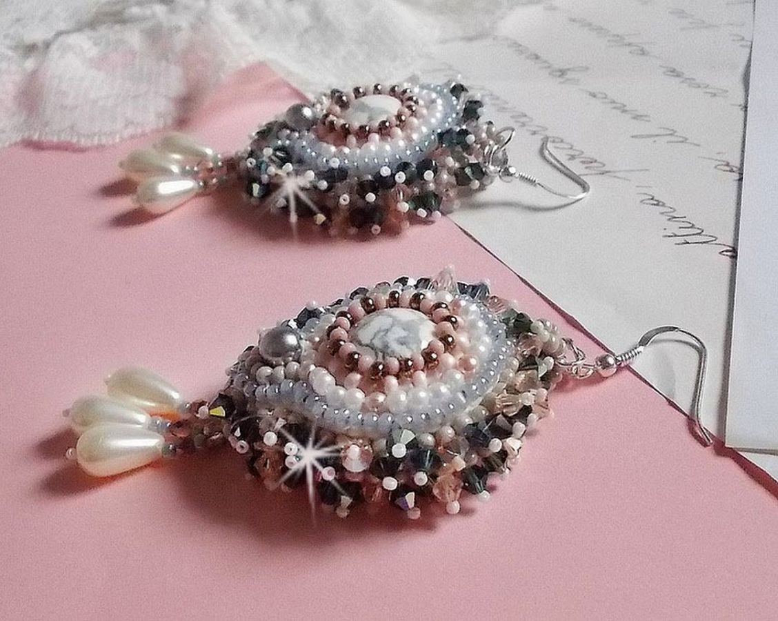 BO Angelique Marquise des Anges Haute-Couture geborduurd met edelstenen (witte Howlite cabochons), Swarovski kristallen en rocailles.