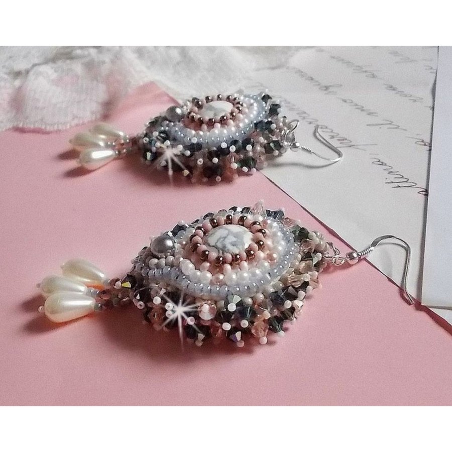 BO Angelique Marquise des Anges Haute-Couture geborduurd met edelstenen (witte Howlite cabochons), Swarovski kristallen en rocailles.