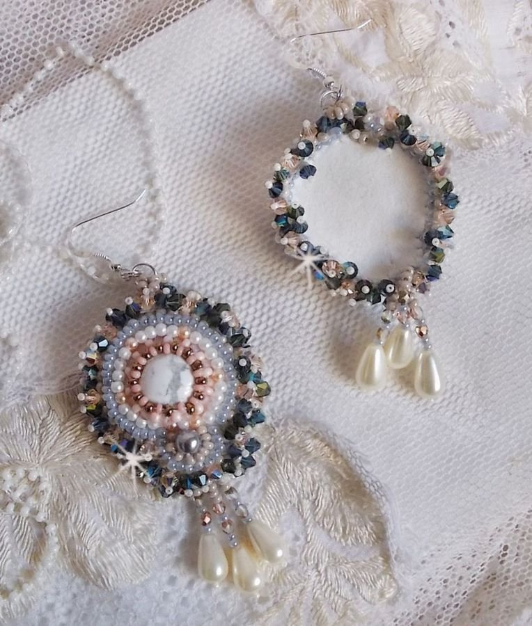 BO Angelique Marquise des Anges Haute-Couture geborduurd met edelstenen (witte Howlite cabochons), Swarovski kristallen en rocailles.
