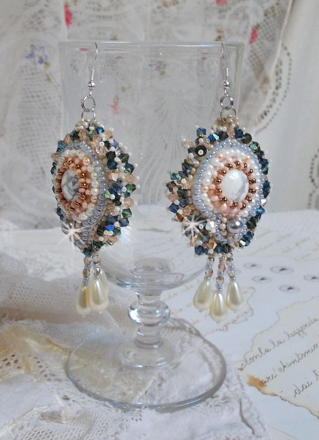 BO Angelique Marquise des Anges Haute-Couture geborduurd met edelstenen (witte Howlite cabochons), Swarovski kristallen en rocailles.