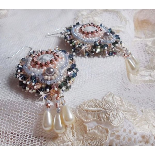 BO Angelique Marquise des Anges Haute-Couture geborduurd met edelstenen (witte Howlite cabochons), Swarovski kristallen en rocailles.