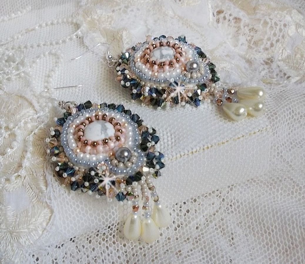 BO Angelique Marquise des Anges Haute-Couture geborduurd met edelstenen (witte Howlite cabochons), Swarovski kristallen en rocailles.