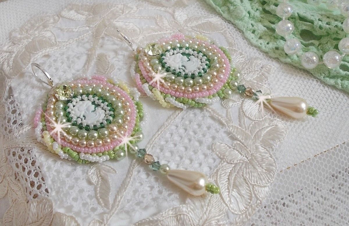 BO Anisse geborduurd met harscabochons met vrouwenportretten, rocailles en Swarovski-kristallen