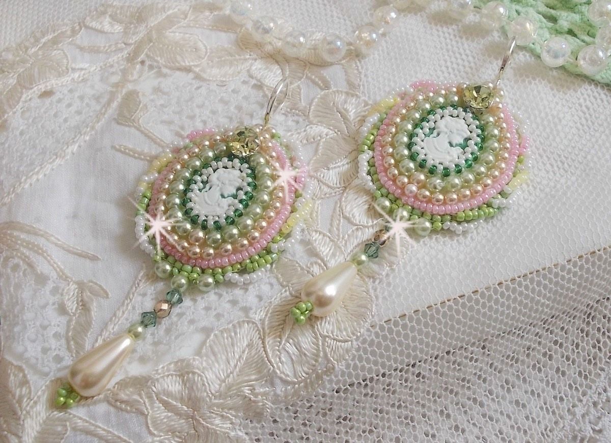 BO Anisse geborduurd met harscabochons met vrouwenportretten, rocailles en Swarovski-kristallen