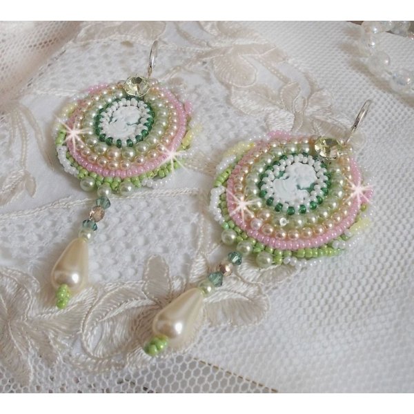 BO Anisse geborduurd met harscabochons met vrouwenportretten, rocailles en Swarovski-kristallen