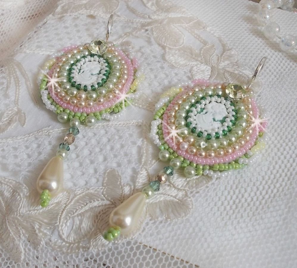 BO Anisse geborduurd met harscabochons met vrouwenportretten, rocailles en Swarovski-kristallen