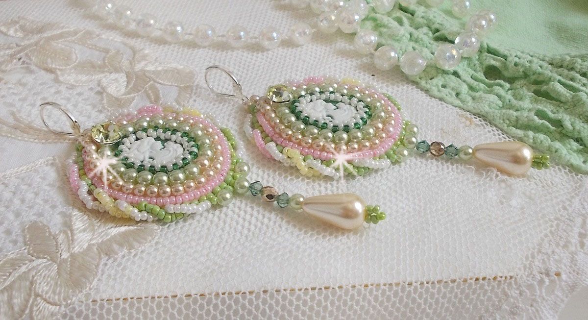 BO Anisse geborduurd met harscabochons met vrouwenportretten, rocailles en Swarovski-kristallen