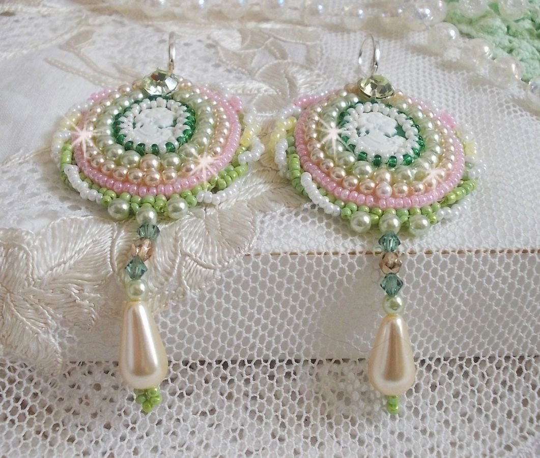 BO Anisse geborduurd met harscabochons met vrouwenportretten, rocailles en Swarovski-kristallen