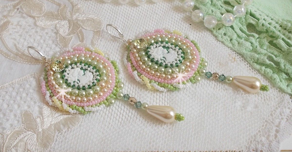 BO Anisse geborduurd met harscabochons met vrouwenportretten, rocailles en Swarovski-kristallen