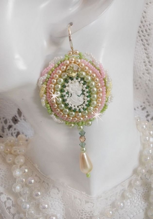 BO Anisse geborduurd met harscabochons met vrouwenportretten, rocailles en Swarovski-kristallen