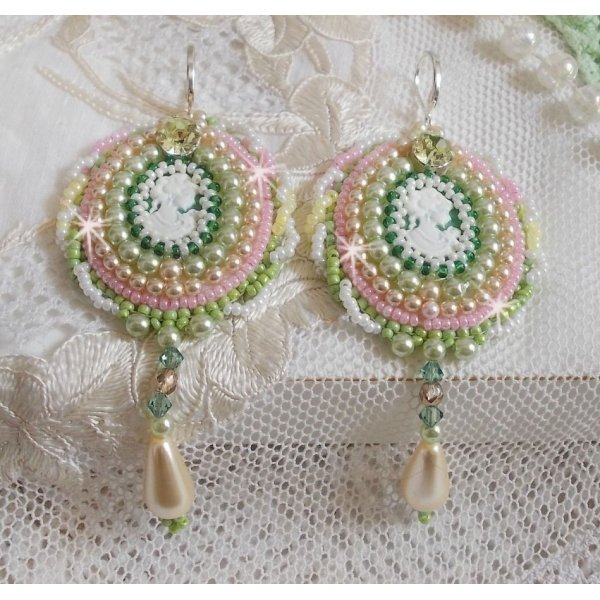 BO Anisse geborduurd met harscabochons met vrouwenportretten, rocailles en Swarovski-kristallen