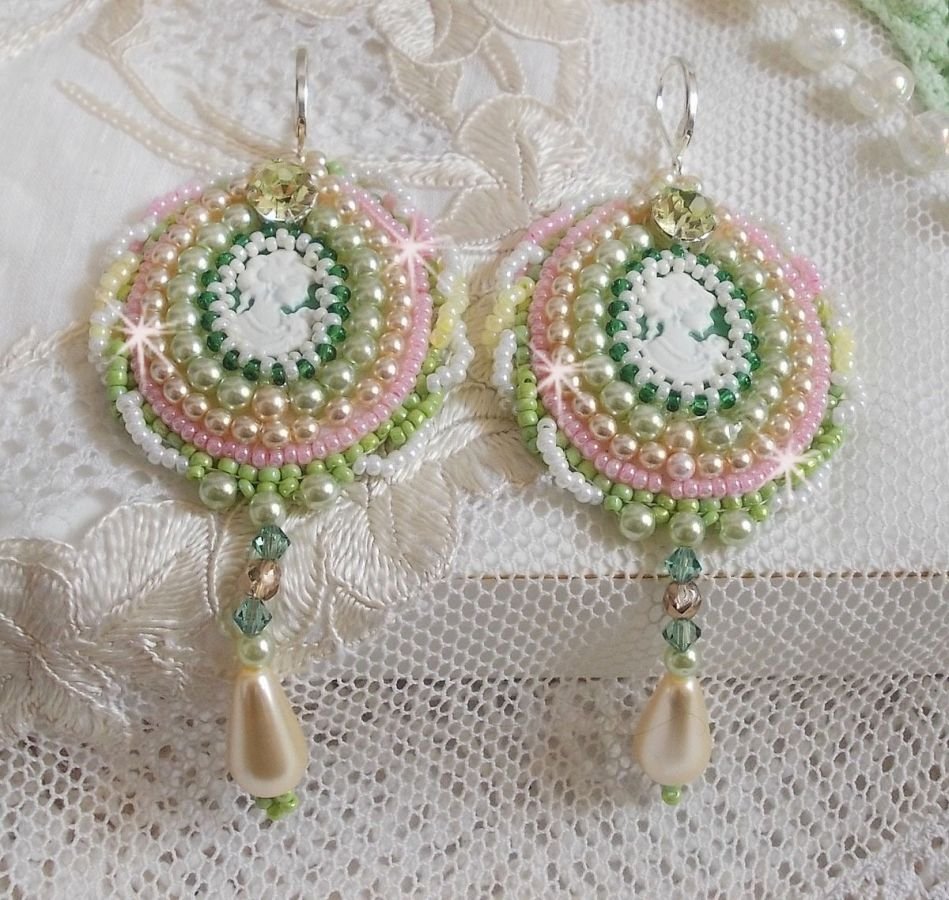 BO Anisse geborduurd met harscabochons met vrouwenportretten, rocailles en Swarovski-kristallen