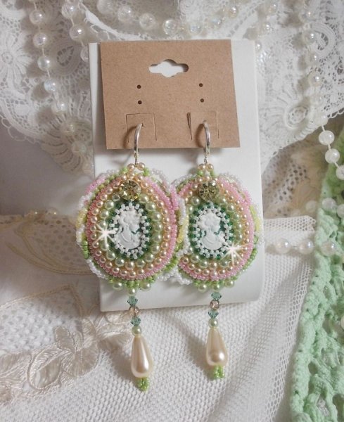 BO Anisse geborduurd met harscabochons met vrouwenportretten, rocailles en Swarovski-kristallen