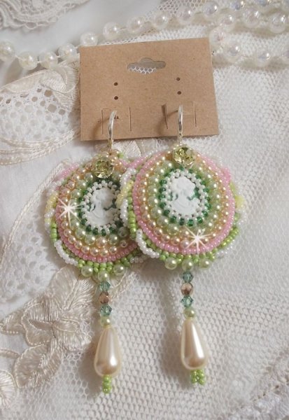 BO Anisse geborduurd met harscabochons met vrouwenportretten, rocailles en Swarovski-kristallen