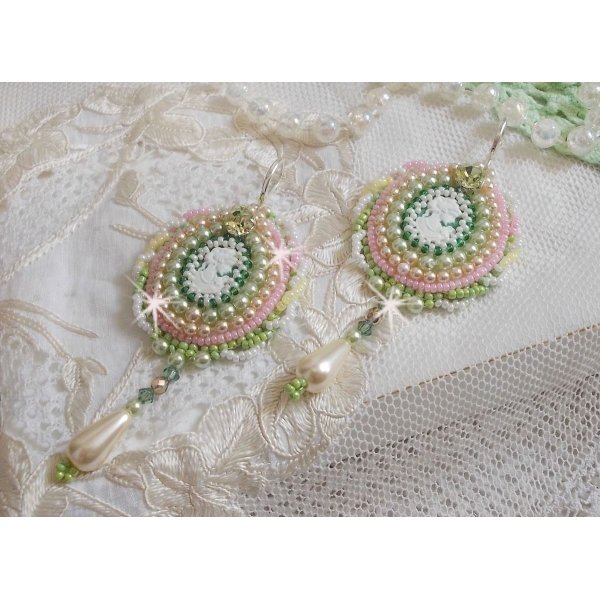 BO Anisse geborduurd met harscabochons met vrouwenportretten, rocailles en Swarovski-kristallen