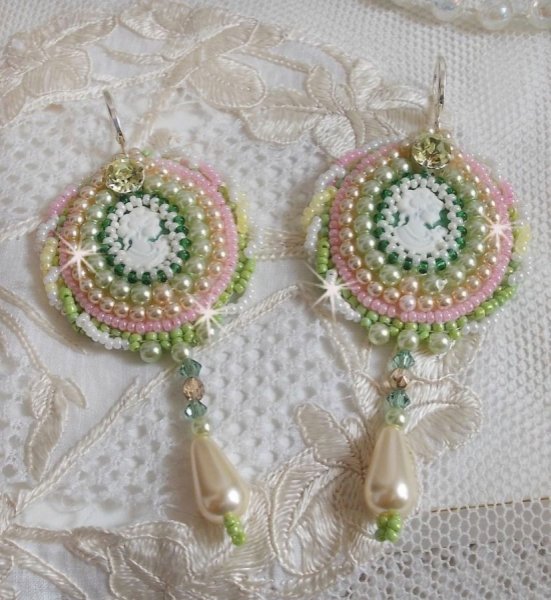 BO Anisse geborduurd met harscabochons met vrouwenportretten, rocailles en Swarovski-kristallen