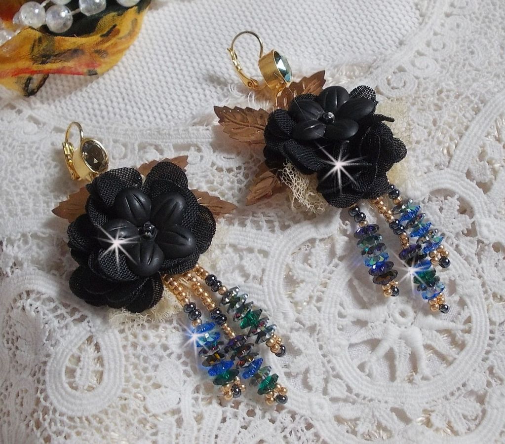 BO Zwarte en gouden dromenvanger kwastjes geborduurd met fijn kant en Swarovski kristallen