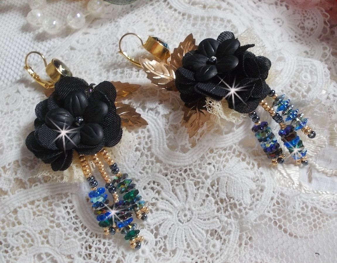 BO Zwarte en gouden dromenvanger kwastjes geborduurd met fijn kant en Swarovski kristallen