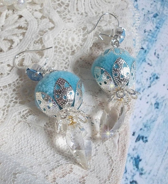 BO Azur&eacute;e Blue avec des pompons Bleu Ciel, cabochons et gouttes torsad&eacute;es en Cristal, coupelles et crochets en Argent 925/1000