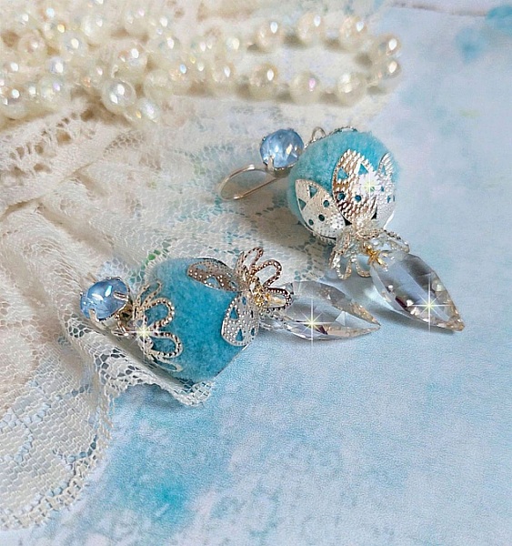BO Azur&eacute;e Blue avec des pompons Bleu Ciel, cabochons et gouttes torsad&eacute;es en Cristal, coupelles et crochets en Argent 925/1000