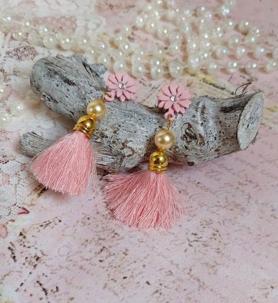 BO Baby Pink mont&eacute;es avec pompons, coquilles, perles rondes nacr&eacute;es cristal Swarovski et puces marguerites