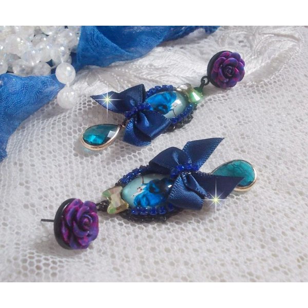 BO Ballerine In Blue en robe floue avec des n&oelig;uds en Satin et en Cristal, strass, roses en r&eacute;sine, perles en verre, perles en cristal de Quartz et clous d'oreilles en laiton